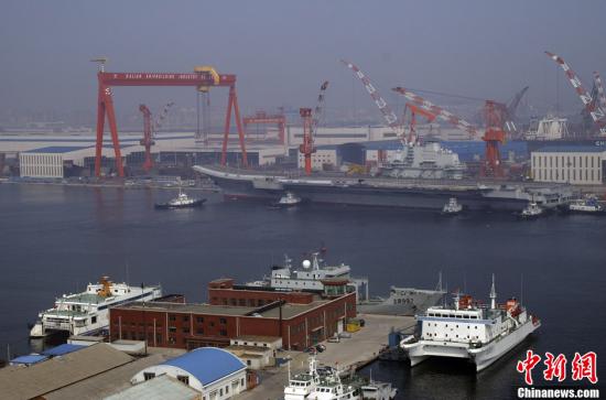 8月30日9時30分許，中國航母平臺在經(jīng)過第十次海試后，平穩(wěn)地?？吭谶|寧大連港碼頭。