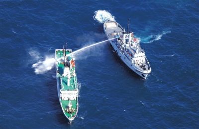 昨日，東海某海域，東海艦隊(duì)拖船使用高壓水炮為地方執(zhí)法船滅火