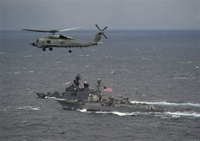 2011年1月10日，美國海軍驅(qū)逐艦與日本海上自衛(wèi)隊“鞍馬”號驅(qū)逐艦在日本長崎縣附近海域舉行聯(lián)合海上演習。資料圖片