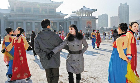 12月12日，朝鮮成功發(fā)射火箭后，平壤市民跳舞慶祝（資料圖）