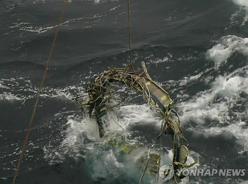 韓國(guó)防部23日表示，于本月21日又打撈了三塊朝鮮遠(yuǎn)程火箭“銀河3”號(hào)的殘骸，打撈地點(diǎn)在之前打撈一級(jí)火箭氧化劑桶附近1-2公里海域內(nèi)。（圖片來源：韓聯(lián)社）
