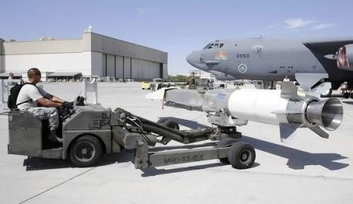 資料圖：美軍嘗試將“X-51 Wave Rider”飛行器掛在一架“B-52”轟炸機(jī)下，發(fā)射升空。