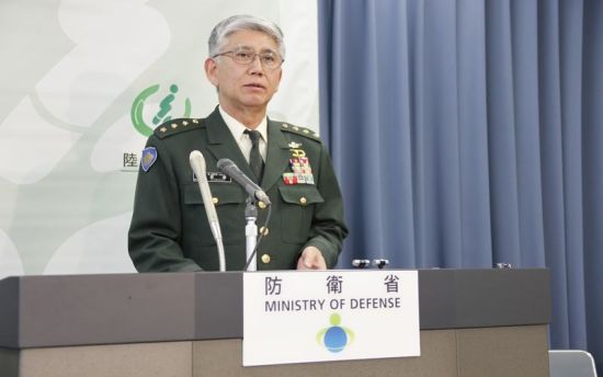 2月21日下午2點(diǎn)，日本陸上自衛(wèi)隊(duì)參謀長(zhǎng)君塚榮治在防衛(wèi)省會(huì)見(jiàn)記者