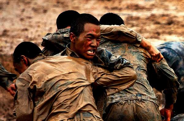 資料圖：濟(jì)南軍區(qū)某部特種兵魔鬼訓(xùn)練。