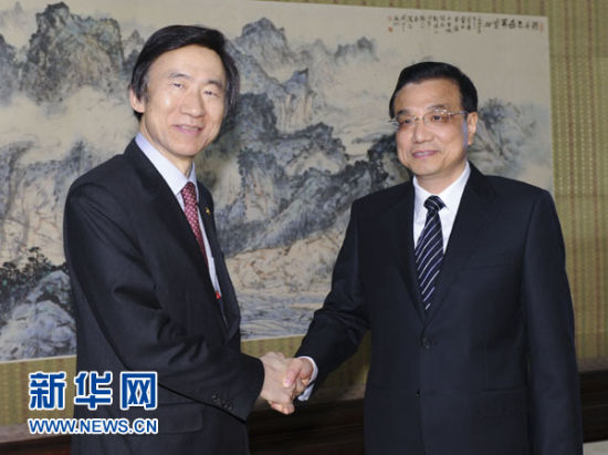 　 4月24日，中國國務(wù)院總理李克強在北京中南海紫光閣會見來訪的韓國外交部長官尹炳世。新華社記者謝環(huán)馳攝
