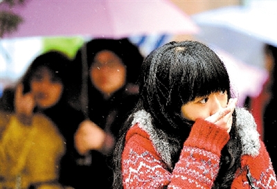 大學(xué)路附近，一位美女冷得縮起脖子。 晚報(bào)記者 馬健 圖
