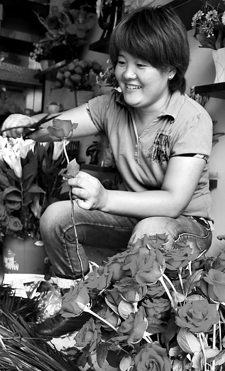 8月21日，內(nèi)黃縣一家鮮花店的工作人員正在包裝鮮花。