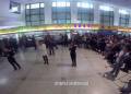 火車站候車大廳紅歌快閃迎國慶！百人互動，震撼現(xiàn)場嗨翻天！