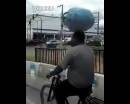 開掛民族騎車頭頂煤氣罐，原地?？?腳不離車 飄逸