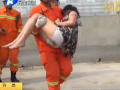 女子要跳樓 究竟為哪般？