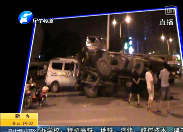 卡車(chē)崴了腳 砸了小面包