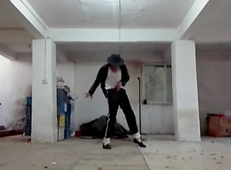 農(nóng)民工也愛(ài)邁克杰克遜！地下室模仿MJ經(jīng)典舞步