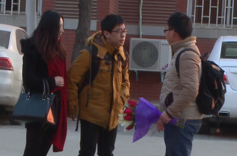 美女請你假裝其男友拒絕追求者，你會怎么辦？
