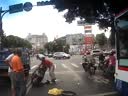 好恐怖的車禍！騎車先到人才到