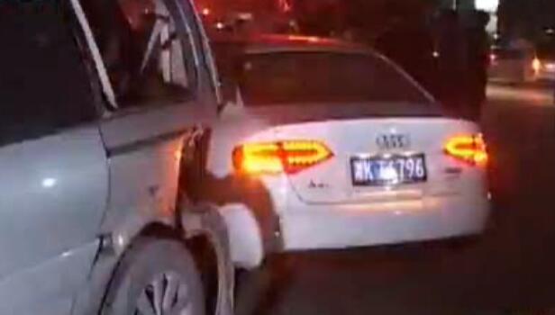 12車停路邊瞬間全報(bào)廢 咋回事？
