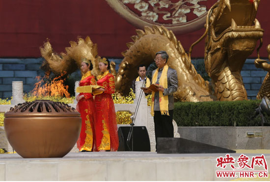 中華炎黃文化研究會(huì)會(huì)長(zhǎng)許嘉璐宣讀拜祖大典拜祭文。映象網(wǎng)記者 邵恰 攝