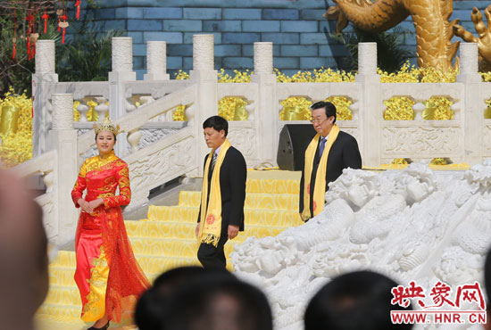 　河南省委書記、省人大常委會(huì)主任郭庚茂，河南省省長(zhǎng)謝伏瞻敬獻(xiàn)花籃。映象網(wǎng)記者 邵恰 攝