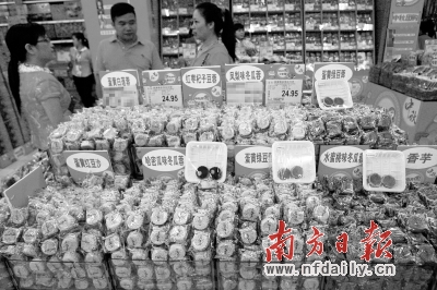 散裝月餅因其實惠的價格、豐富的口味而受到市民的青睞。