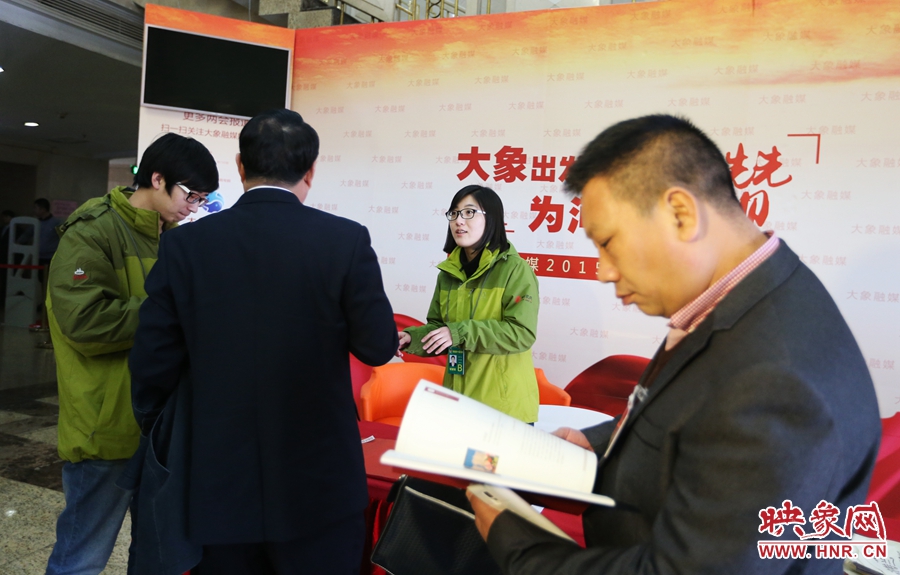 向代表、委員講解大象融媒旗下出品的新聞產(chǎn)品。