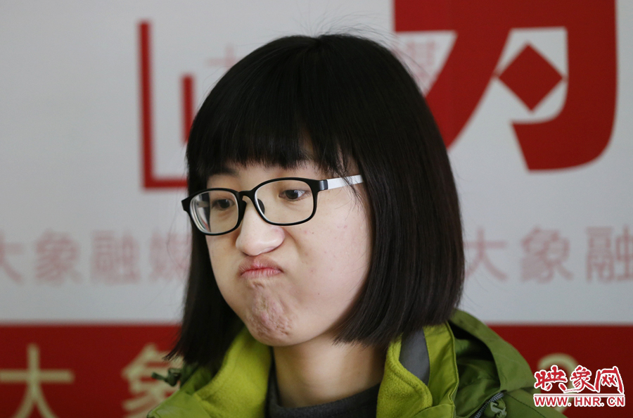 偶爾來個(gè)這樣的表情，算是放松緊張的心情吧！