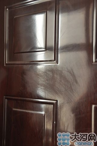 　雖然王先生用砂紙打磨過，但是“奠字”仍依稀可見