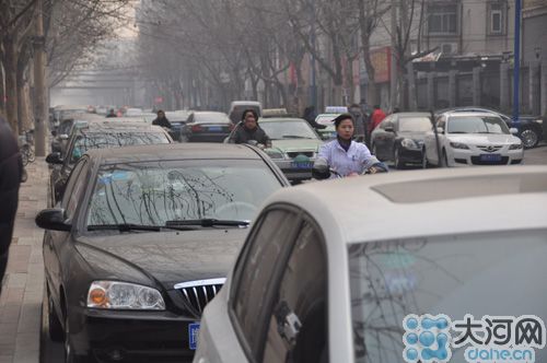 　業(yè)主將車停到經(jīng)一路上，給路人造成很大的不便