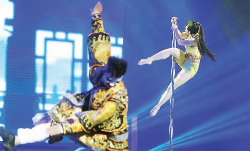 “鋼管舞娘”周文將鋼管舞和民族文化融合在一起，創(chuàng)意了一段《霸王別姬》的鋼管舞表演