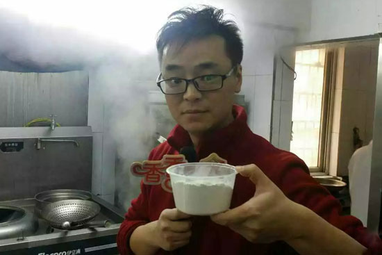 小飛手里端的是什么材料？