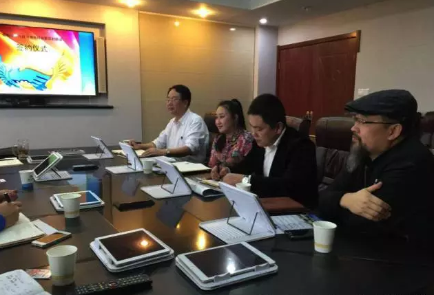 從右至左依次為趙財(cái)神，雅購(gòu)供銷CEO許濤，農(nóng)團(tuán)聯(lián)盟創(chuàng)始人王婷。