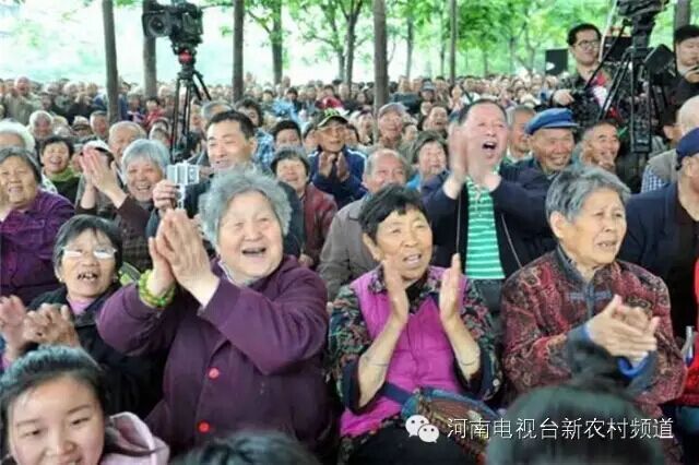 藝術(shù)家賣力演出，觀眾高聲叫好