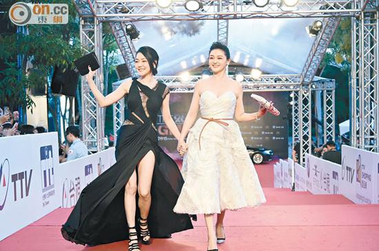 大Ｓ（右）和?。訝渴肿呒t地毯。