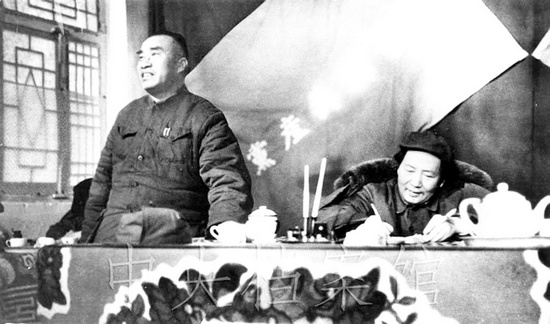 毛澤東、朱德在中共七屆二中全會(huì)上 圖片來自中央檔案館