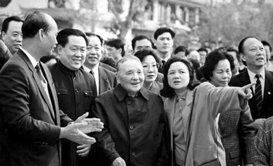 1992年，鄧小平南巡 圖片來自中國共產(chǎn)黨新聞網(wǎng)
