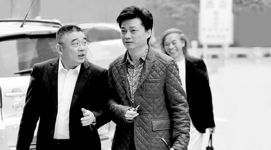 錢文忠（左）、小崔、蔡志忠（后）三位大咖步入錄制現(xiàn)場(chǎng)