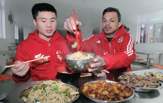 　約瑟夫一再表示食堂大師傅飯菜做得很好，他的筷子已經(jīng)用得很熟練了