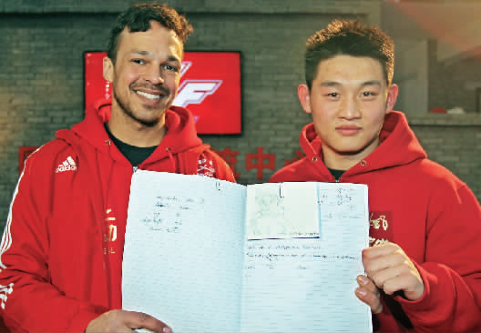 　　約瑟夫手繪了每個選手的肖像，認認真真地用字母拼寫出選手的中文名字附注?！翱?，這個是鄭召玉喲”