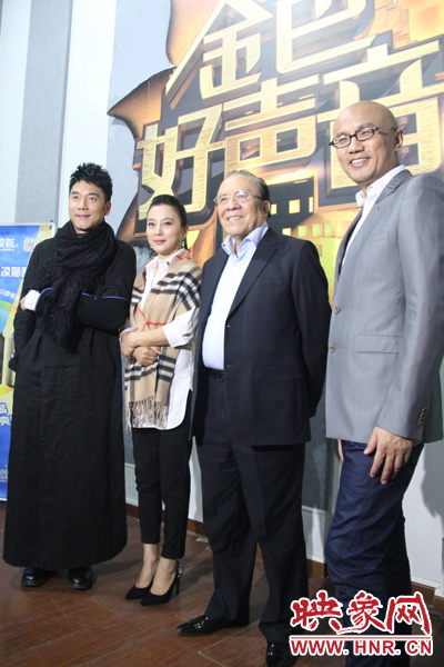 林依輪、李玲玉、楊洪基三位評(píng)委導(dǎo)師以及主持人孫國慶接受媒體采訪