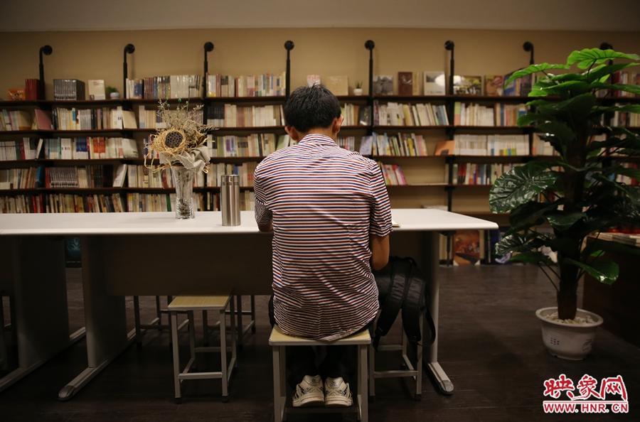 5月23日晚，鄭州一家24小時(shí)（周五、周六）書(shū)店?duì)I業(yè)。慕名而來(lái)的客人在看書(shū)。