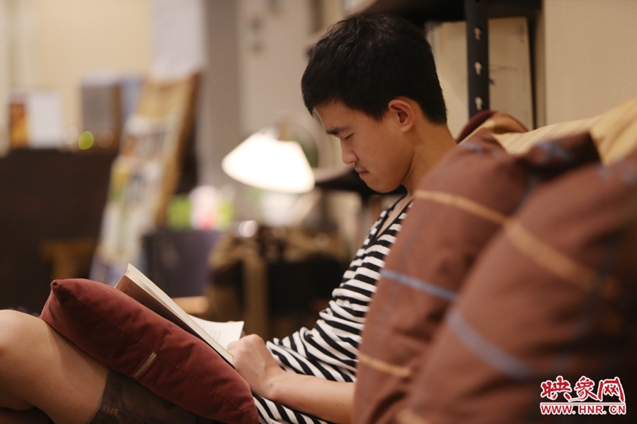 徐浩然，24歲，圖書(shū)編輯：在書(shū)店看紙質(zhì)書(shū)，意境會(huì)更深一些。