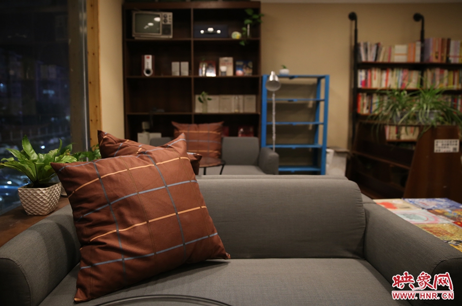 書(shū)店內(nèi)的布置非常溫馨，有種家里書(shū)屋的感覺(jué)。