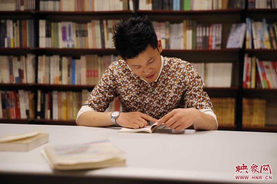 李恒，26歲，私營(yíng)業(yè)主：喜歡撫摸紙質(zhì)書(shū)的感覺(jué)。