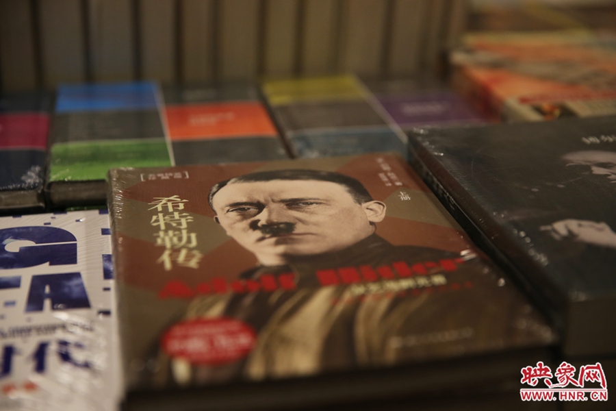 書(shū)店內(nèi)的書(shū)。