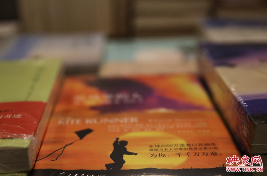 書(shū)店內(nèi)的書(shū)。