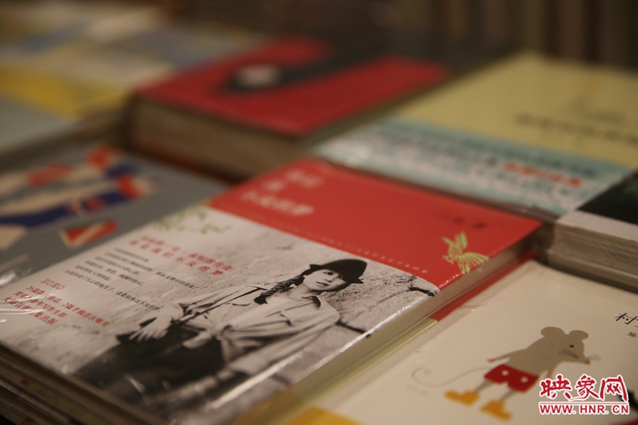 書(shū)店內(nèi)的書(shū)。