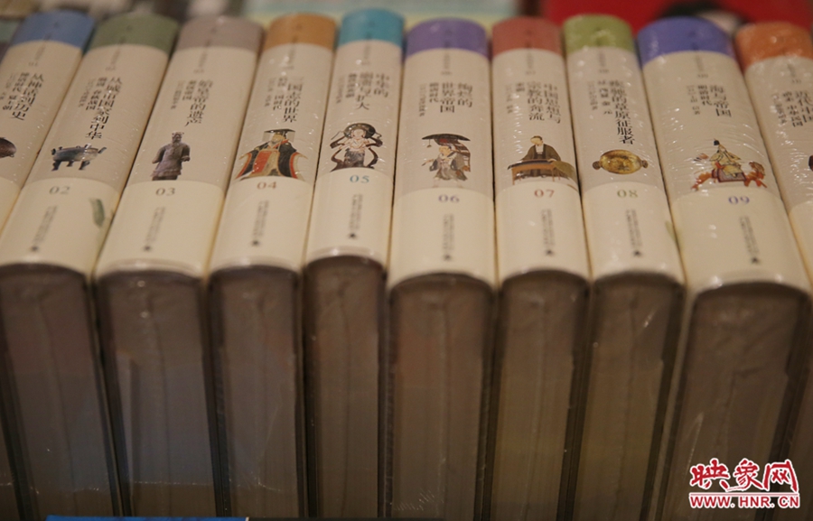 書(shū)店內(nèi)的書(shū)。