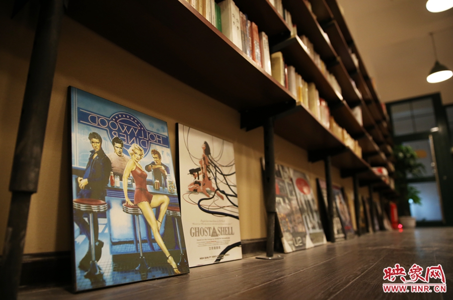 書(shū)店內(nèi)的書(shū)。