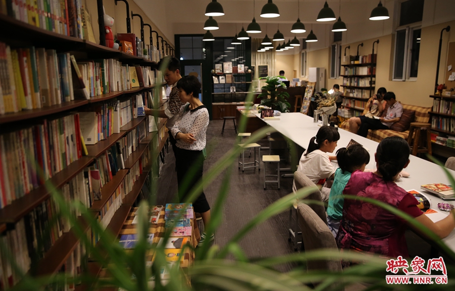 看書(shū)的人。