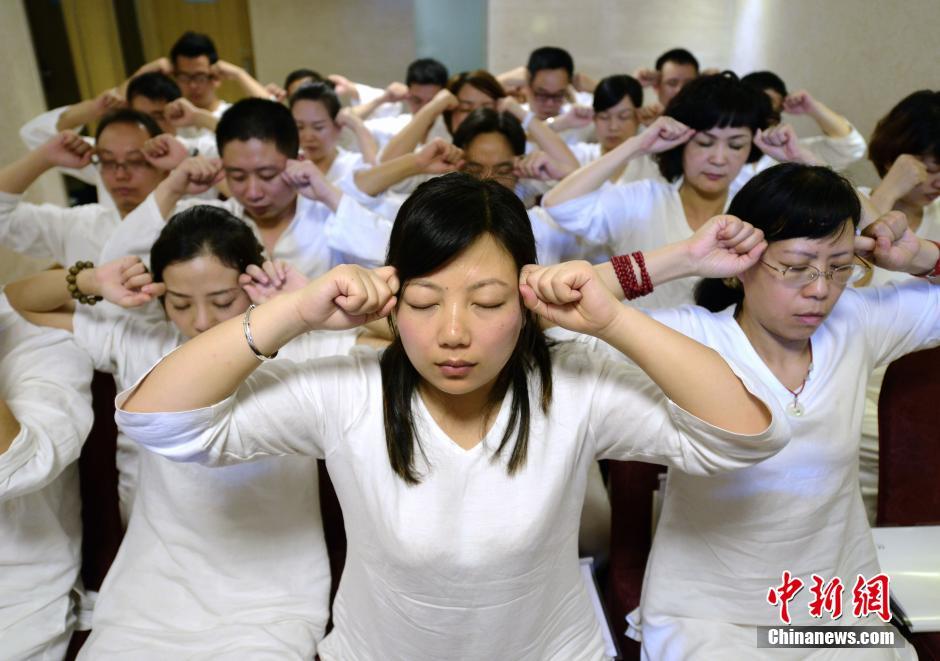 長沙首個(gè)睡眠班開課 白領(lǐng)現(xiàn)場學(xué)睡覺