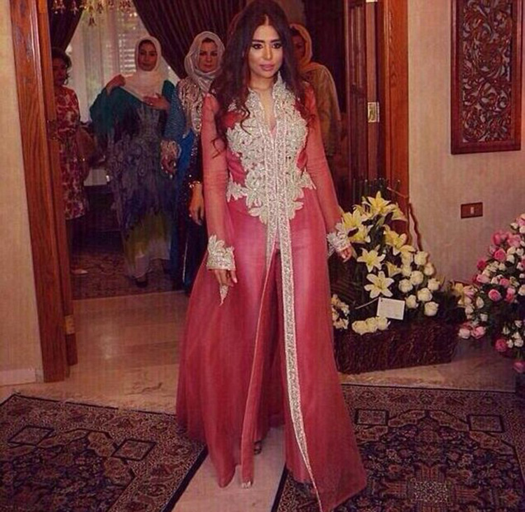 薩達(dá)姆外孫女婚前單身派對照片曝光 美艷動(dòng)人