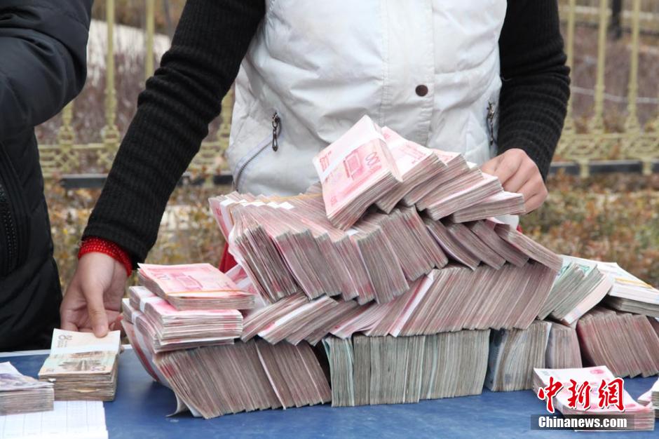 甘肅山村一支書發(fā)百萬分紅現(xiàn)金 激勵(lì)全村農(nóng)民致富 甘肅山村一支書發(fā)百萬分紅現(xiàn)金 激勵(lì)全村農(nóng)民致富